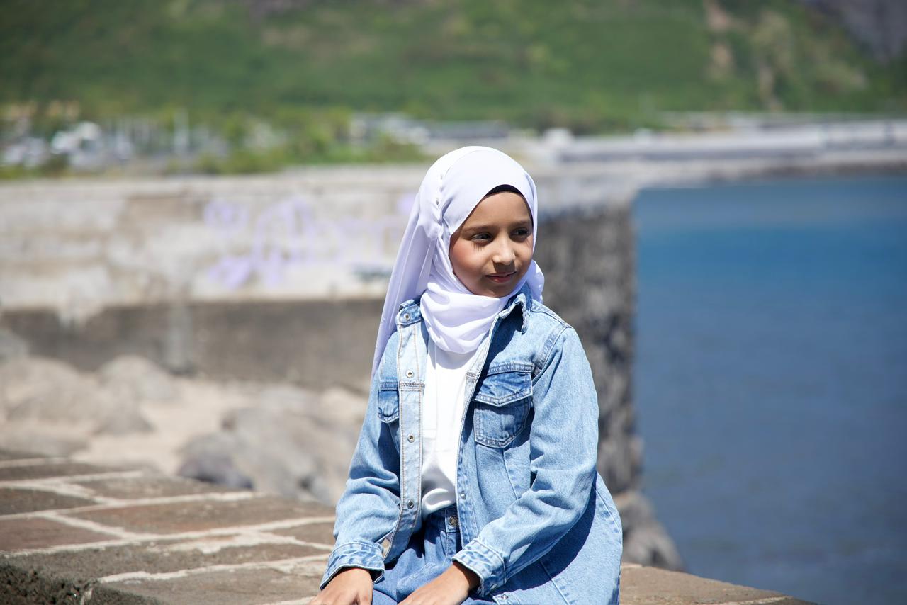 Sania El Kebbachi — portrait au bord de la mer, Île de la Réunion